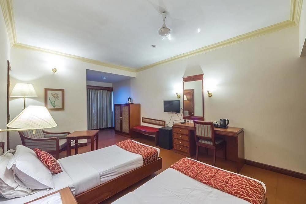Hotel Issacs Residency Munnar Esterno foto
